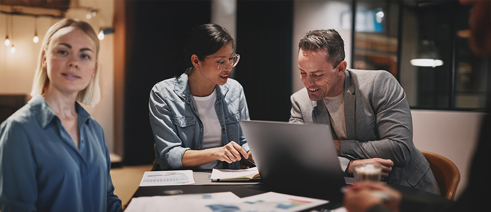 employees-with-laptop-reviewing-change-management-plans
